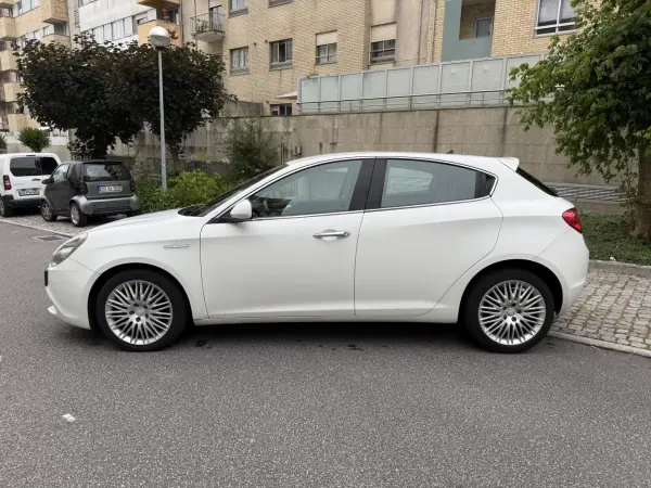Alfa Romeo Giulietta 2014 - 7950 EUR, 197000 km - AUTO.MOTO.pt - 197000km - foto 9 de 15