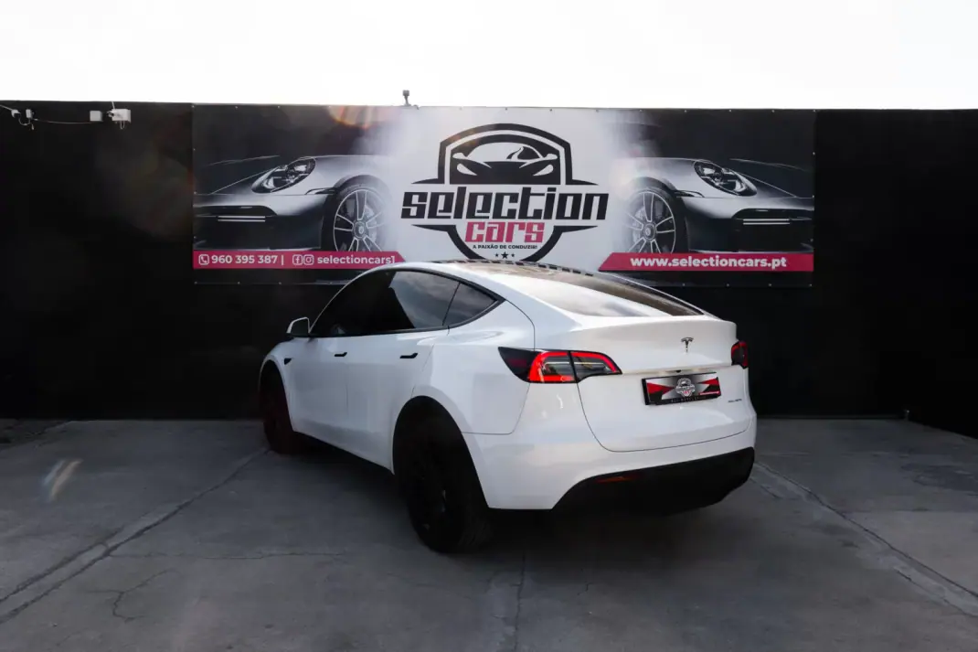 Tesla Model Y 2023 - 37900 EUR, 75000 km - AUTO.MOTO.pt - 75000km - foto 4 de 28