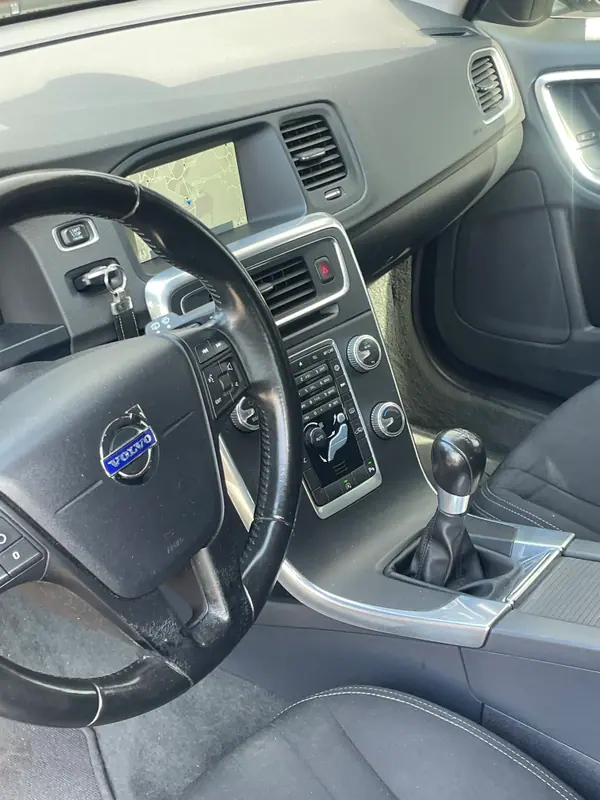Volvo V60 2014 - 7750 EUR, 220000 km - AUTO.MOTO.pt - 220000km - foto 11 de 13
