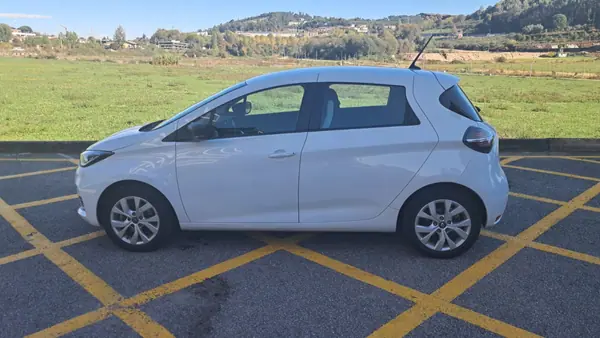 Renault Zoe 2020 - 12700 EUR, 78500 km - AUTO.MOTO.pt - 78500km - foto 8 de 13