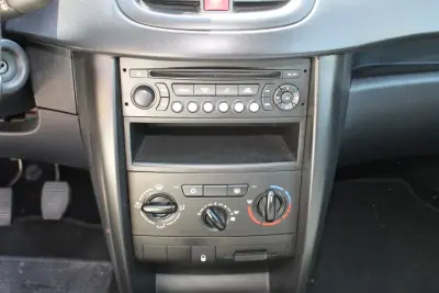 Peugeot 207 2007 - 4750 EUR, 156000 km - AUTO.MOTO.pt - 156000km - foto 16 de 23