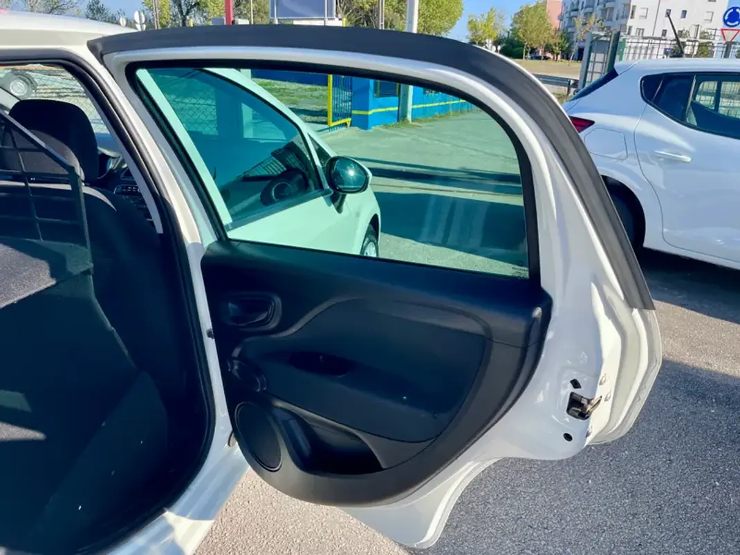 Fiat Punto 2018 - 7950 EUR, 174029 km - AUTO.MOTO.pt - 174029km - foto 21 de 24
