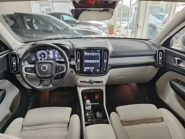 Volvo XC 40 2020 - 28250 EUR, 45500 km - AUTO.MOTO.pt - 45500km - foto 34 de 35
