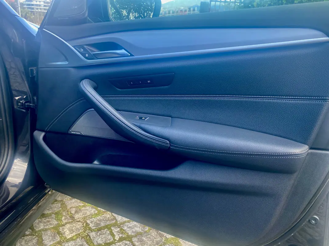 BMW 520 2019 - 26950 EUR, 268120 km - AUTO.MOTO.pt - 268120km - foto 4 de 18