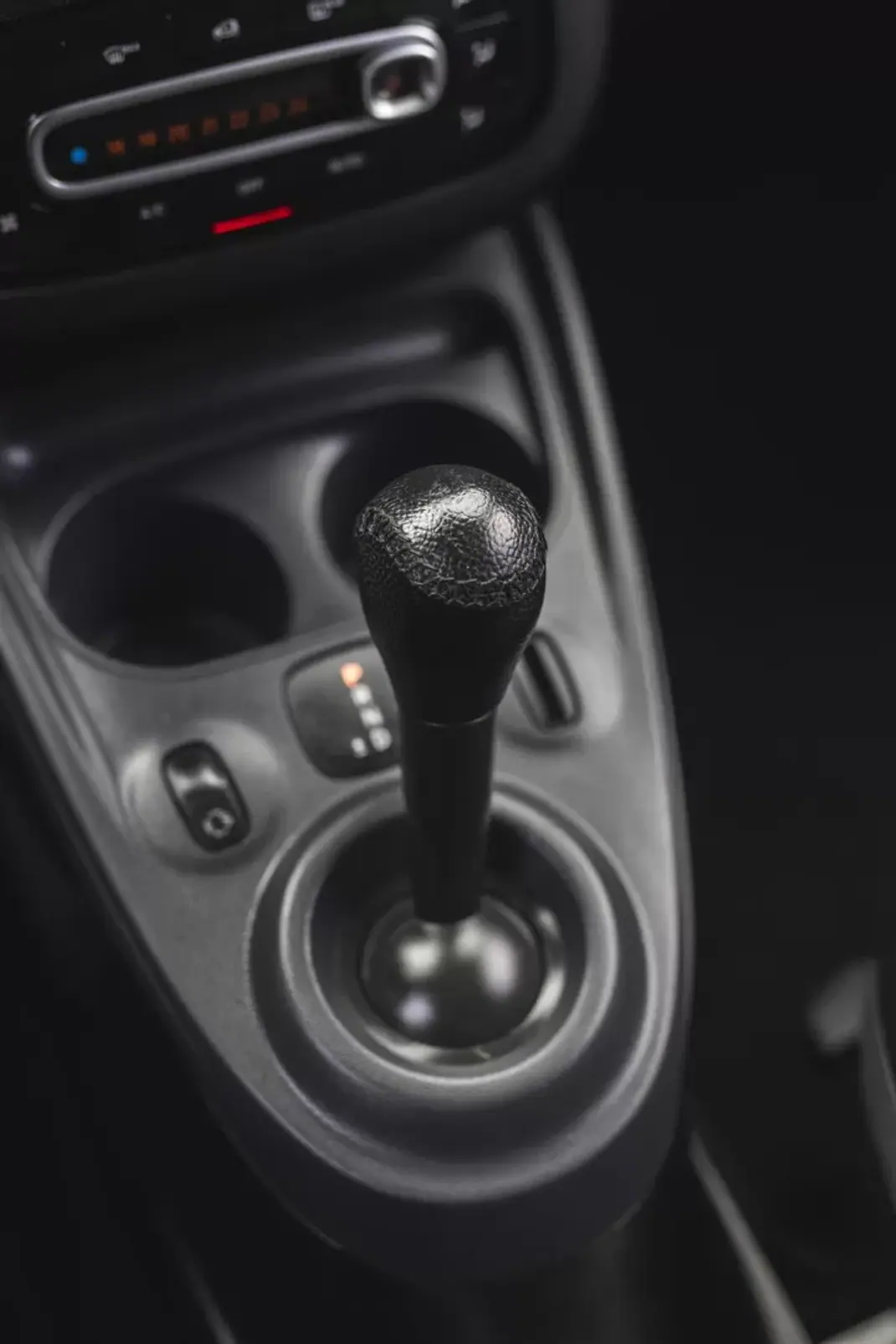 Smart Fortwo Cabrio 2015 - 11900 EUR, 179000 km - AUTO.MOTO.pt - 179000km - foto 13 de 20