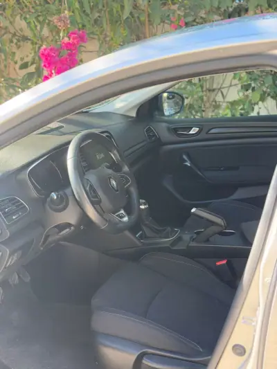 Renault Mégane 2019 - 14900 EUR, 91939 km - AUTO.MOTO.pt - 91939km - foto 8 de 9