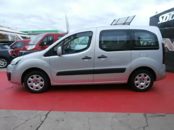 Peugeot Partner 2016 - 12900 EUR, 211456 km - AUTO.MOTO.pt - 211456km - foto 5 de 31