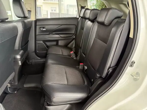 Mitsubishi Outlander 2015 - 15990 EUR, 157367 km - AUTO.MOTO.pt - 157367km - foto 21 de 28