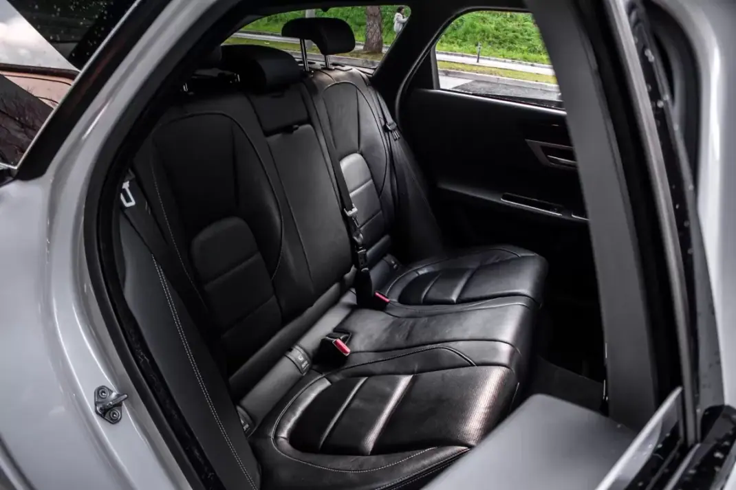 Jaguar XF Sportbrake 2019 - 23990 EUR, 147458 km - AUTO.MOTO.pt - 147458km - foto 32 de 45