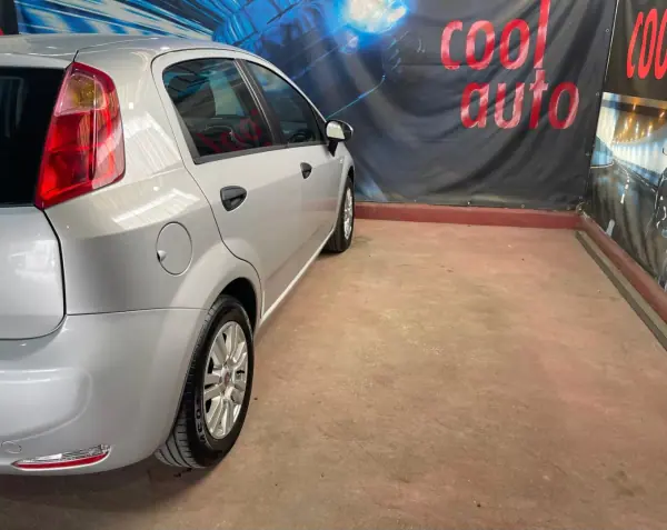 Fiat Punto 2015 - 6250 EUR, 198000 km - AUTO.MOTO.pt - 198000km - foto 16 de 31