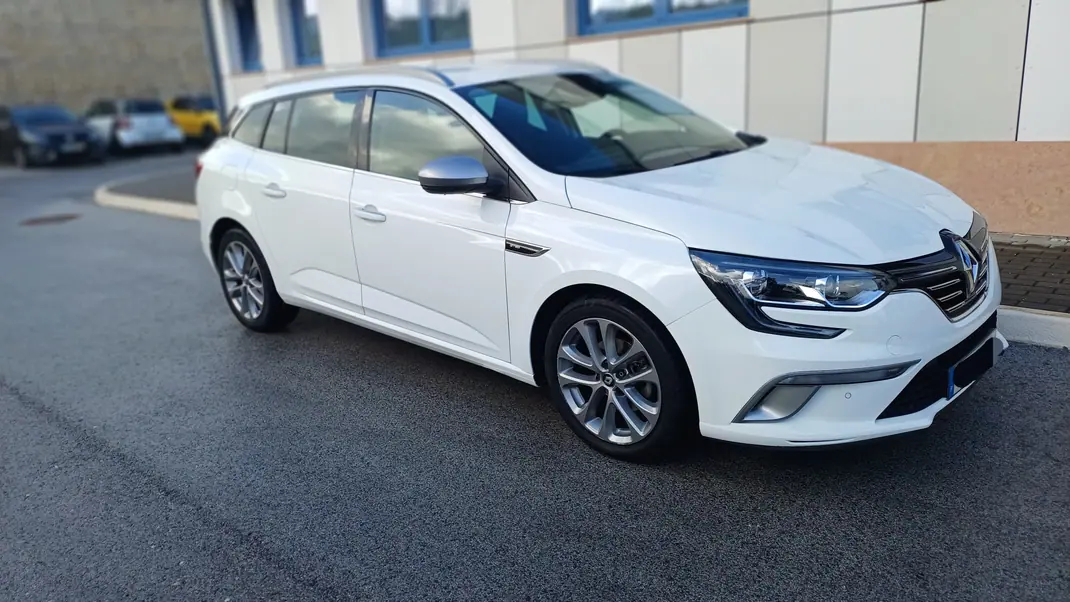 Renault Mégane 2018 - 12000 EUR, 124500 km - AUTO.MOTO.pt - 124500km - foto 2 de 17