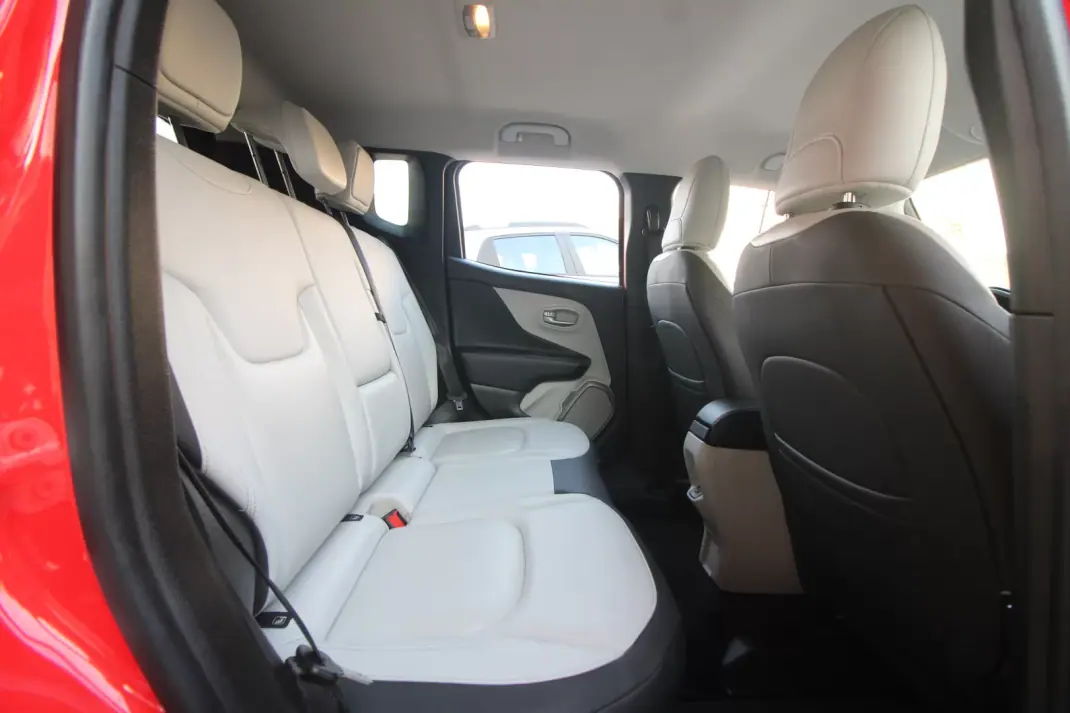 Jeep Renegade 2018 - 14990 EUR, 116000 km - AUTO.MOTO.pt - 116000km - foto 27 de 36