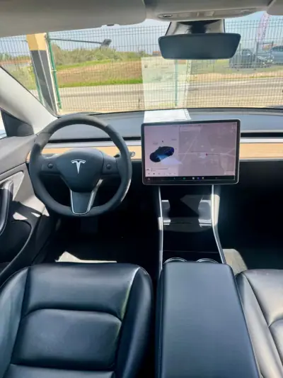 Tesla Model 3 2019 - 25030 EUR, 171000 km - AUTO.MOTO.pt - 171000km - foto 4 de 22