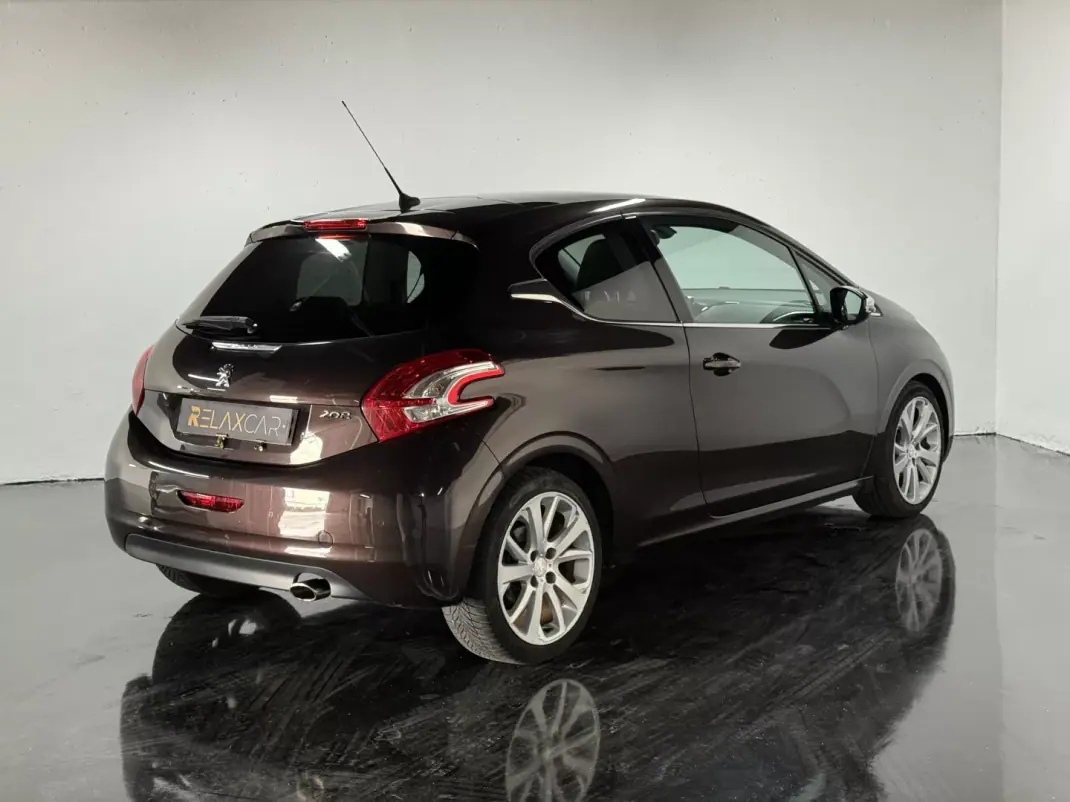 Peugeot 208 2012 - 6500 EUR, 236500 km - AUTO.MOTO.pt - 236500km - foto 7 de 21