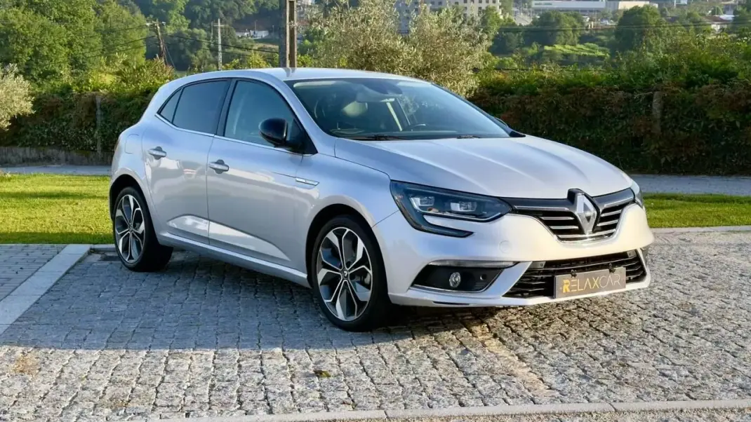 Renault Mégane 2019 - 14999 EUR, 99500 km - AUTO.MOTO.pt - 99500km - foto 1 de 20