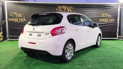 Peugeot 208 2014 - 7990 EUR, 148000 km - AUTO.MOTO.pt - 148000km - foto 5 de 15