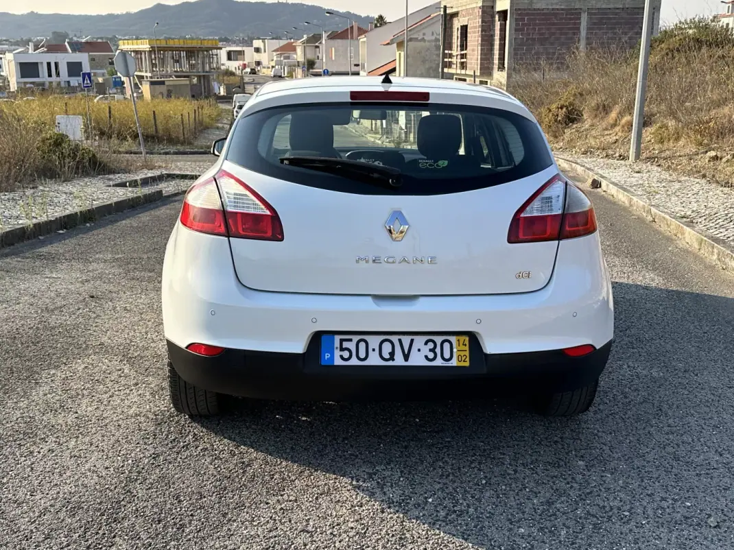 Renault Mégane 2014 - 5500 EUR, 270000 km - AUTO.MOTO.pt - 270000km - foto 8 de 12