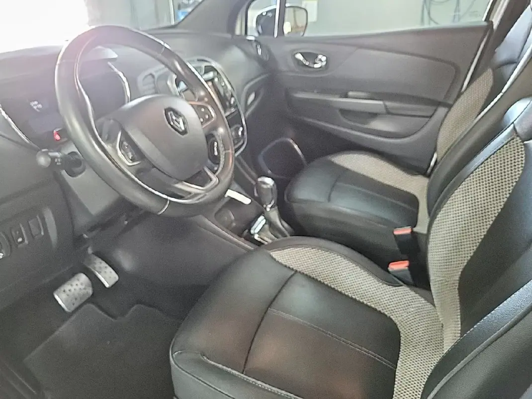 Renault Captur 2017 - 11900 EUR, 118207 km - 118207km - foto 21 de 23