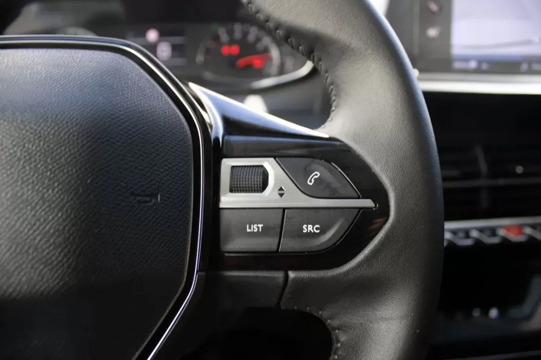 Peugeot 208 2023 - 16999 EUR, 96737 km - AUTO.MOTO.pt - 96737km - foto 27 de 34