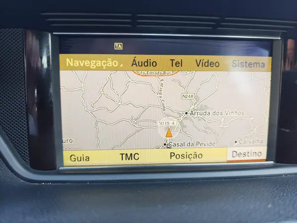 Mercedes-Benz E 250 2010 - 13750 EUR, 275000 km - AUTO.MOTO.pt - 275000km - foto 4 de 17