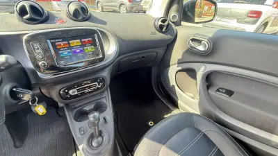 Smart Fortwo Cabrio 2018 - 10490 EUR, 55157 km - AUTO.MOTO.pt - 55157km - foto 38 de 40