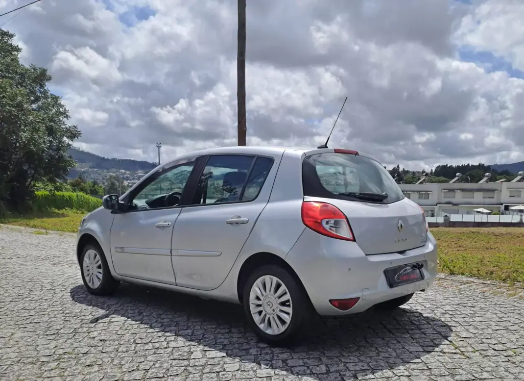 Renault Clio 2011 - 6500 EUR, 180000 km - AUTO.MOTO.pt - 180000km - foto 3 de 12