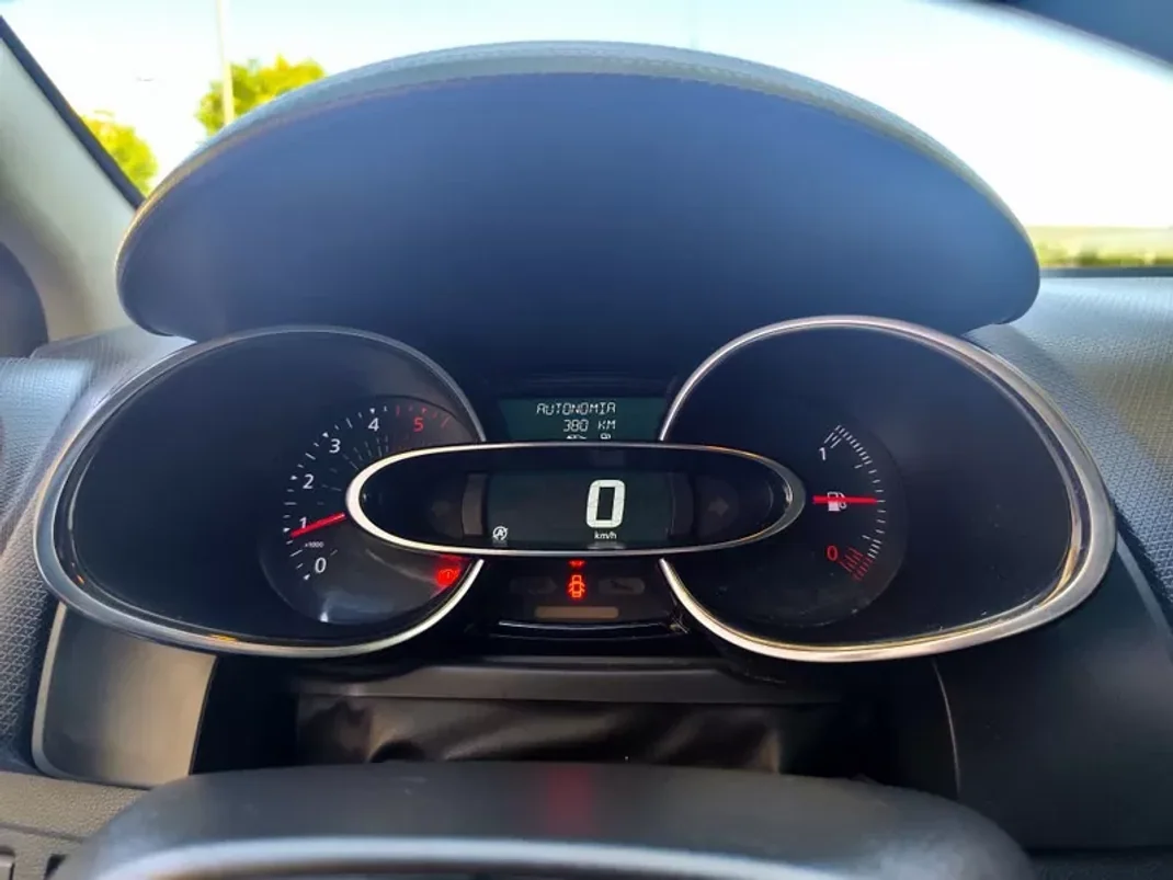 Renault Clio Sport Tourer 2018 - 8980 EUR, 250000 km - AUTO.MOTO.pt - 250000km - foto 20 de 23