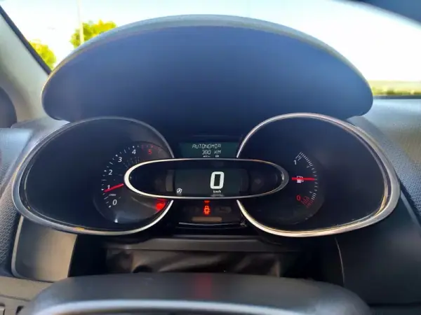 Renault Clio Sport Tourer 2018 - 7500 EUR, 250000 km - AUTO.MOTO.pt - 250000km - foto 20 de 23