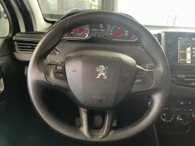 Peugeot 208 2013 - 7600 EUR, 235844 km - AUTO.MOTO.pt - 235844km - foto 8 de 19