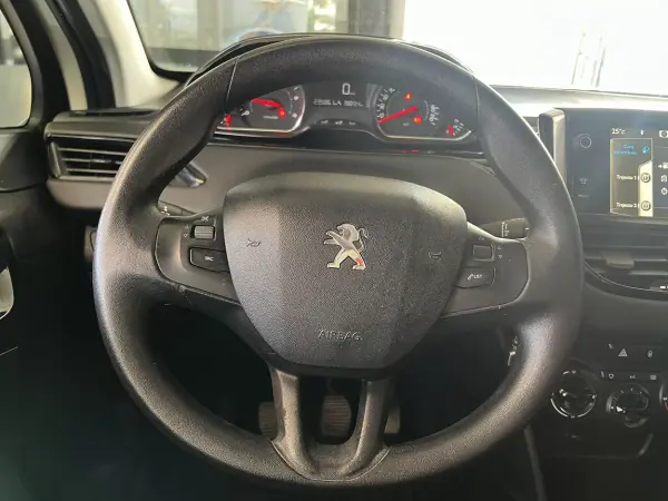 Peugeot 208 2013 - 7600 EUR, 235844 km - AUTO.MOTO.pt - 235844km - foto 8 de 19