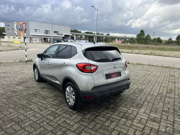 Renault Captur 2016 - 12990 EUR, 143000 km - AUTO.MOTO.pt - 143000km - foto 6 de 15
