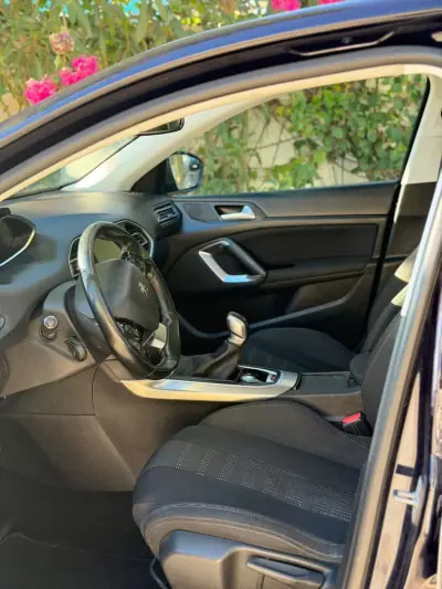 Peugeot 308 2017 - 10900 EUR, 140007 km - AUTO.MOTO.pt - 140007km - foto 8 de 9