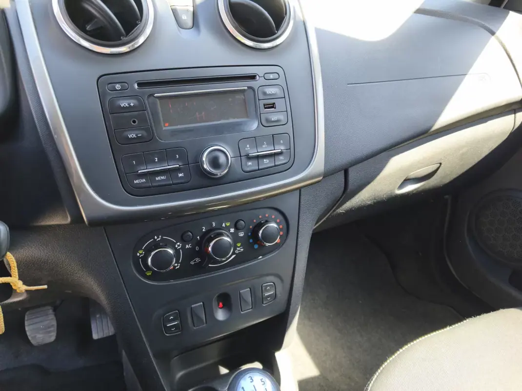 Dacia Sandero 2014 - 6900 EUR, 183000 km - AUTO.MOTO.pt - 183000km - foto 10 de 10