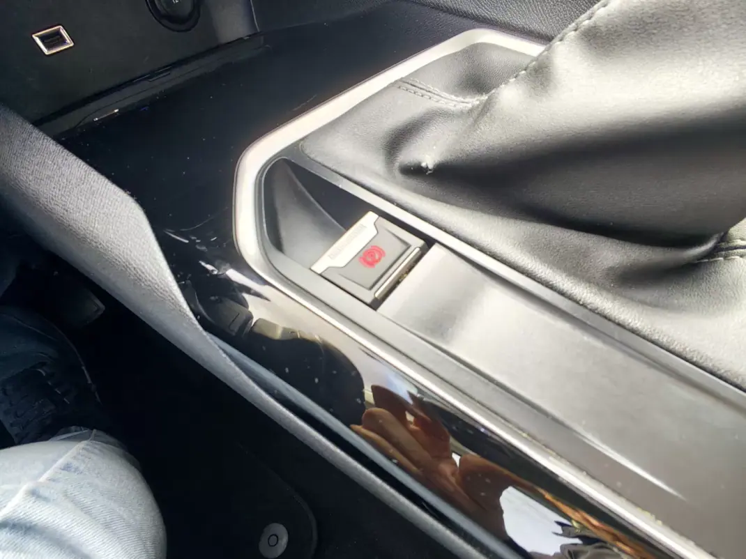 Peugeot 3008 2020 - 19900 EUR, 98000 km - AUTO.MOTO.pt - 98000km - foto 27 de 28