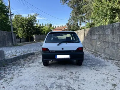 Renault Clio 1993 - 3900 EUR, 283000 km - AUTO.MOTO.pt - 283000km - foto 11 de 39
