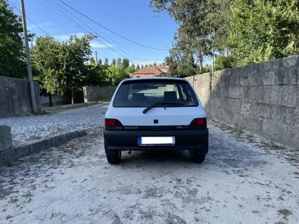 Renault Clio 1993 - 3900 EUR, 283000 km - AUTO.MOTO.pt - 283000km - foto 11 de 39