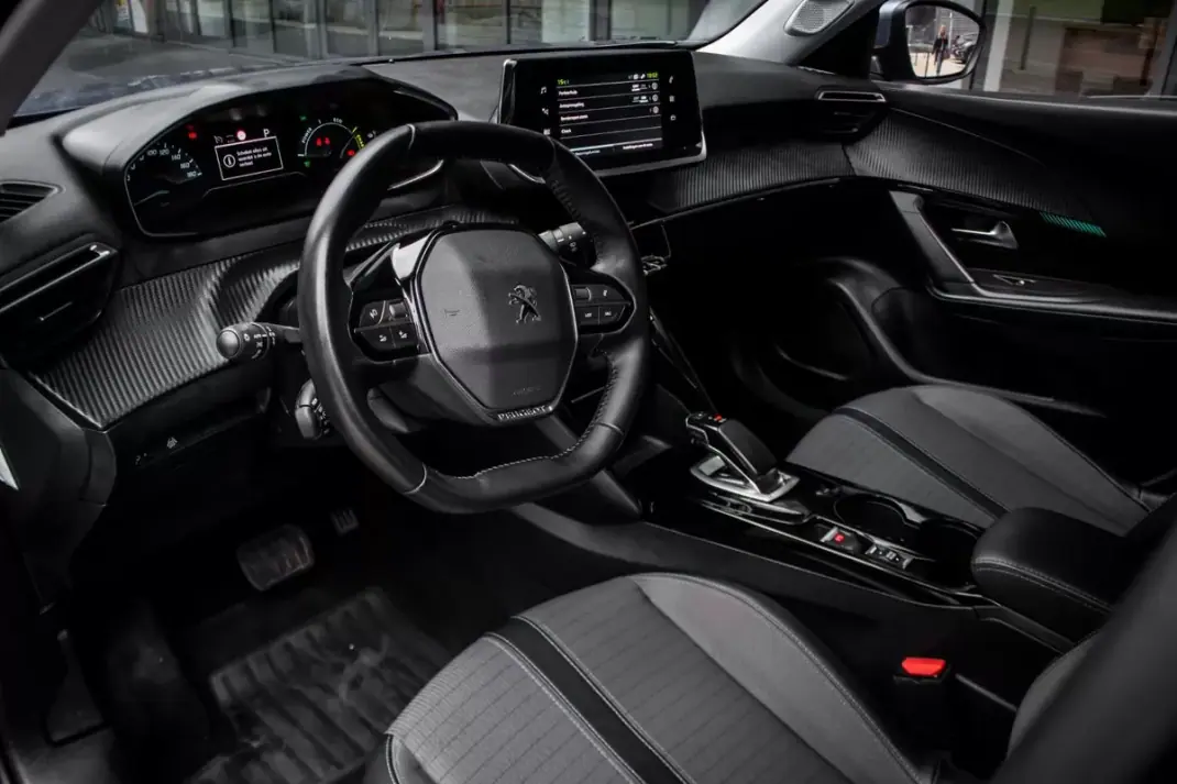 Peugeot e-2008 2021 - 20850 EUR, 60050 km - AUTO.MOTO.pt - 60050km - foto 25 de 44