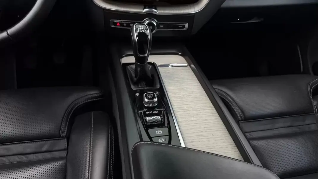 Volvo XC 60 2020 - 34999 EUR, 59321 km - AUTO.MOTO.pt - 59321km - foto 19 de 38