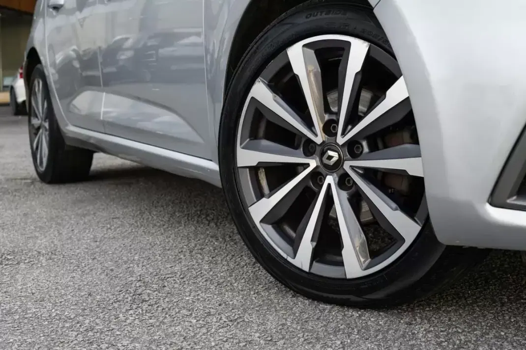 Renault Mégane 2021 - 16900 EUR, 108317 km - AUTO.MOTO.pt - 108317km - foto 5 de 25