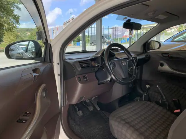 Toyota iQ 2009 - 7500 EUR, 123054 km - AUTO.MOTO.pt - 123054km - foto 13 de 22