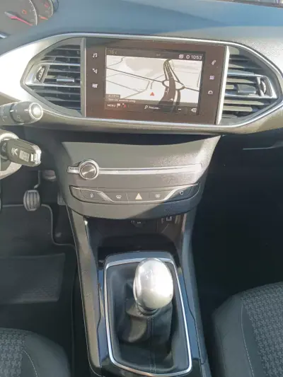 Peugeot 308 2018 - 12900 EUR, 219000 km - AUTO.MOTO.pt - 219000km - foto 17 de 23
