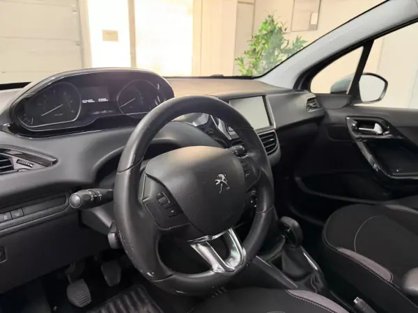 Peugeot 208 2015 - 8500 EUR, 152000 km - 152000km - foto 8 de 26