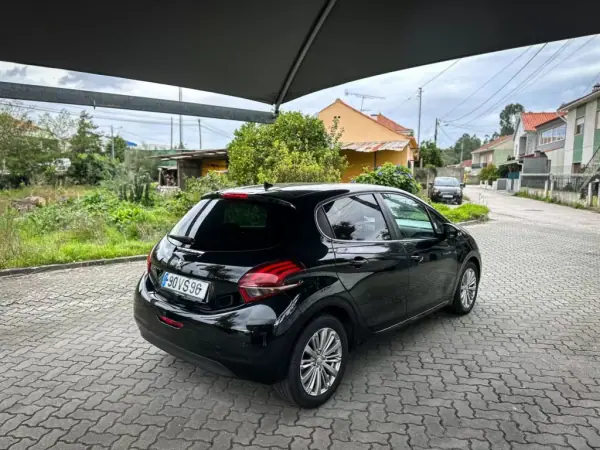 Peugeot 208 2018 - 11690 EUR, 118000 km - AUTO.MOTO.pt - 118000km - foto 12 de 12