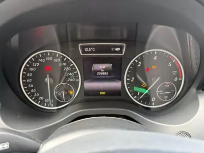 Mercedes-Benz A 180 2013 - 9900 EUR, 234885 km - AUTO.MOTO.pt - 234885km - foto 10 de 12
