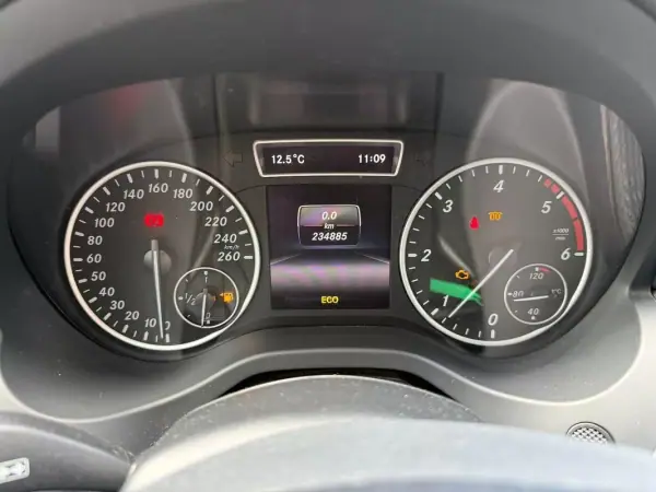 Mercedes-Benz A 180 2013 - 9900 EUR, 234885 km - AUTO.MOTO.pt - 234885km - foto 10 de 12