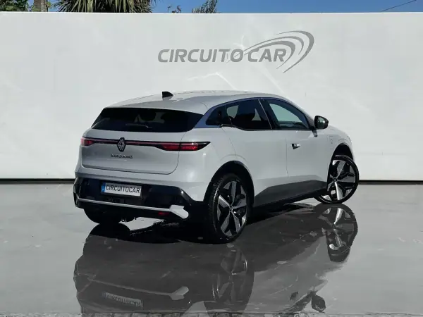 Renault Mégane E-Tech 2022 — photo 3 of 42