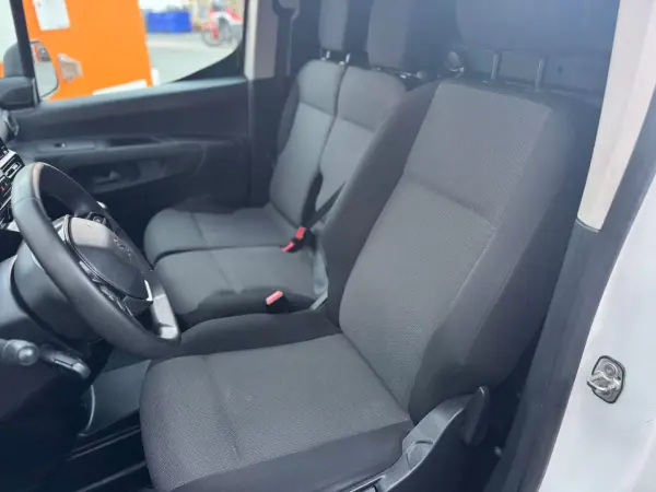 Peugeot Partner 2021 - 12900 EUR, 116841 km - AUTO.MOTO.pt - 116841km - foto 5 de 16
