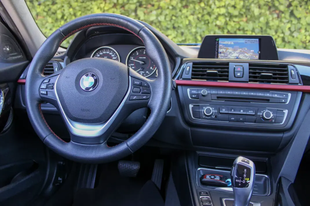 BMW 318 2014 - 15900 EUR, 144000 km - 144000km - foto 15 de 18