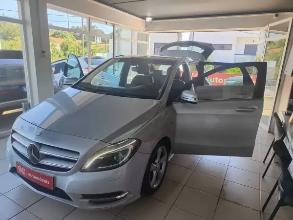 Mercedes-Benz B 180 2012 - 10990 EUR, 221000 km - AUTO.MOTO.pt - 221000km - foto 18 de 35