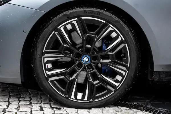 BMW i5 2023 - 74990 EUR, 17145 km - AUTO.MOTO.pt - 17145km - foto 12 de 60